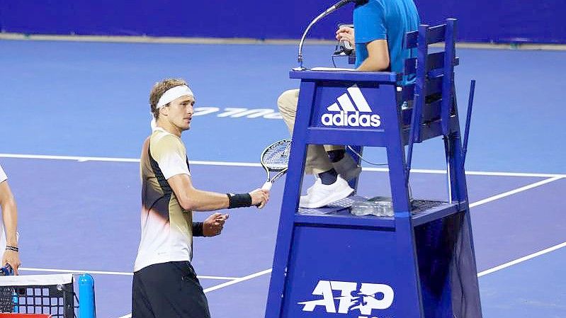 Alexander Zverev schmettert seinen Schläger gegen den Stuhl des Schiedsrichters. Foto: Uncredited/MexTenis/AP/dpa