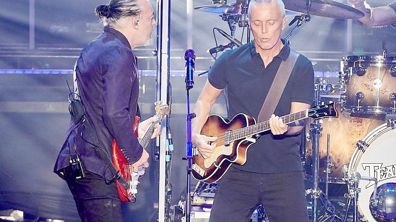 Roland Orzabal (l) und Curt Smith 2019 bei einem Konzert in Berlin. Foto: Annette Riedl/dpa