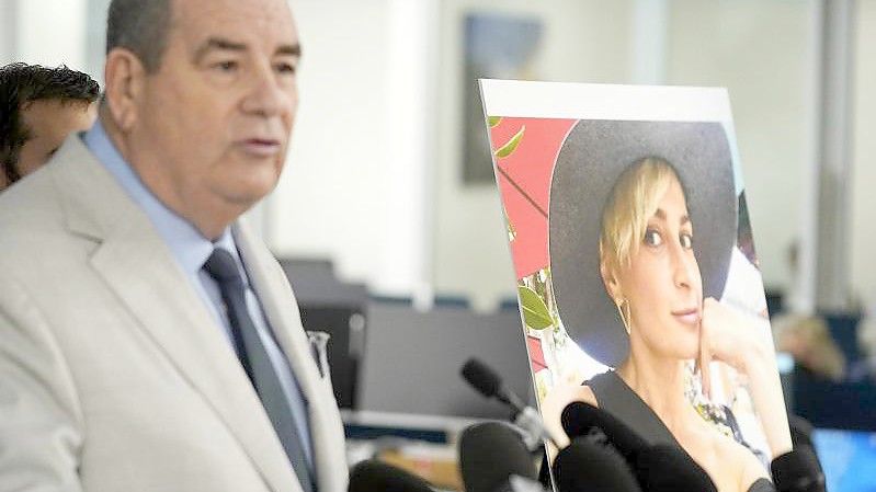 Brian Panish (l), ein Anwalt der Familie Hutchins. Knapp vier Monate nach dem Tod von Halyna Hutchins haben die Angehörigen der Kamerafrau Klage eingereicht. Foto: Chris Pizzello/AP/dpa