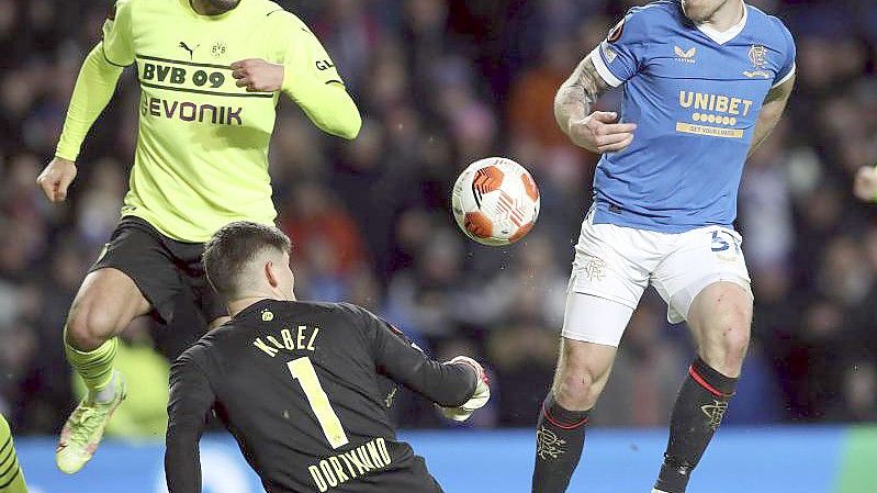 Scott Arfield (r) von den Glasgow Rangers scheitert an Dortmunds Torhüter Gregor Kobel. Foto: Scott Heppell/AP/dpa