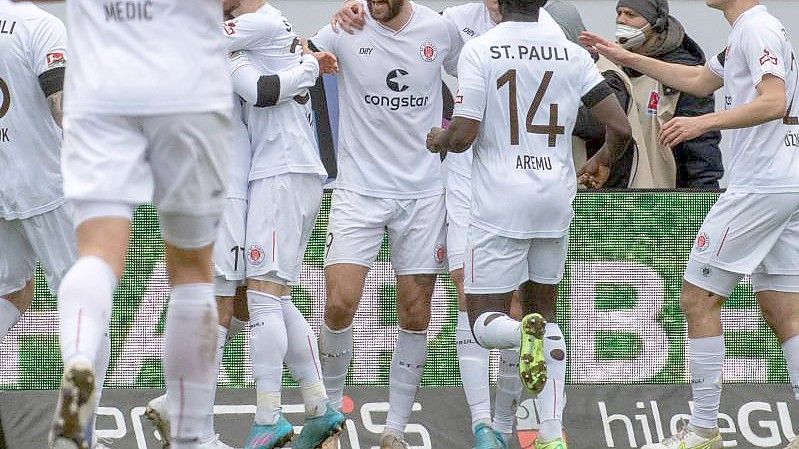 Der FC St. Pauli um Torjäger Guido Burgstaller (M) setzte sich in Ingolstadt durch. Foto: Stefan Puchner/dpa