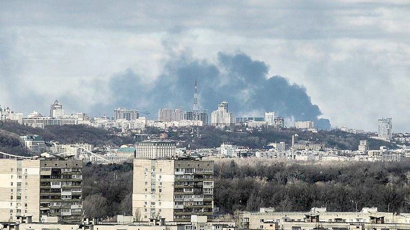 Rauch steigt am Morgen über dem Teil der ukrainischen Hauptstadt Kiew auf, der am rechten Ufer des Dnipro liegt. Russische Truppen haben den erwarteten Angriff auf die Ukraine gestartet und drangen in die Hauptstadt vor. Foto: -/Ukrinform/dpa