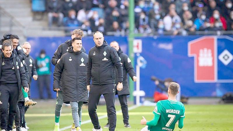 Bremens Marvin Ducksch (r) feiert sein Tor zum 3:1 gegen den HSV. Foto: Christian Charisius/dpa