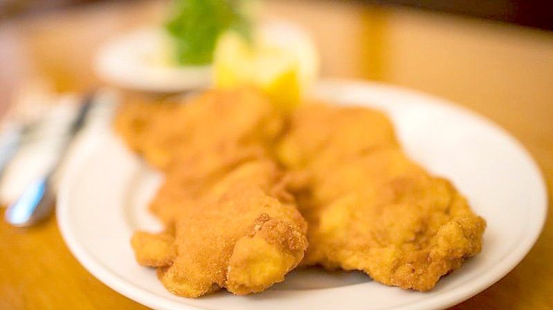 Zwei Wiener Schnitzel werden in einem Restaurant serviert. Foto: Christian Bruna/epa/dpa