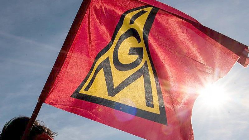 Eine Fahne mit dem Logo der IG Metall. Foto: Daniel Bockwoldt/dpa/Daniel Bockwoldt