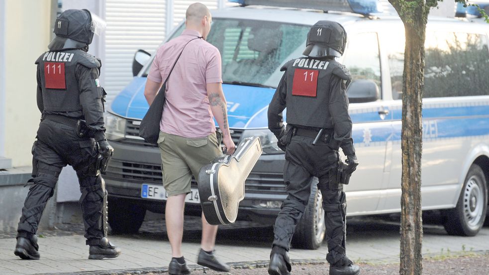 Zwei Polizisten in voller Einsatzmontur begleiteten den niederländischen Liedermacher „Flatlander„ am 20. Juli 2019 im thüringischen Eisenach. Foto: Jensen Zlotowicz (Thüringer Allgemeine)