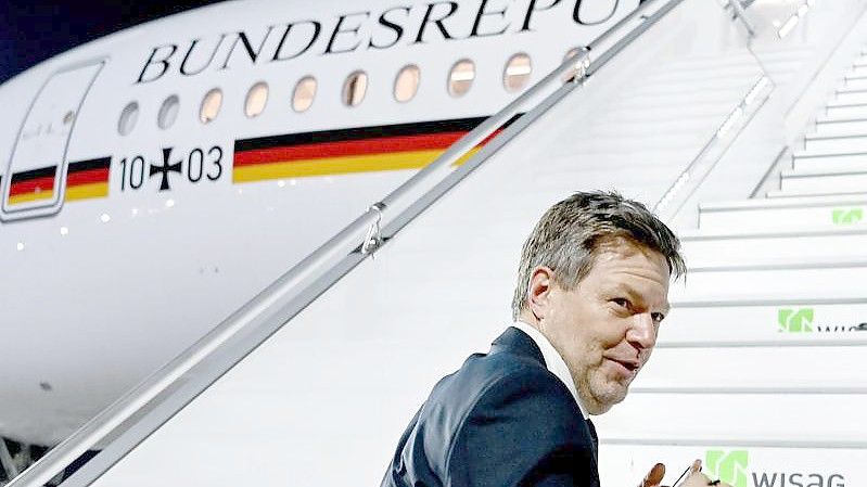 Wirtschafts- und Klimaschutzminister Robert Habeck geht an Bord einer Maschine der Flugbereitschaft am Flughafen Berlin Brandenburg BER, um nach Washington D.C. zu reisen. Foto: Britta Pedersen/dpa-Zentralbild/dpa