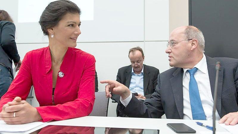 Gregor Gysi und Sahra Wagenknecht unterhalten sich bei einer Fraktionssitzung im Oktober 2015. Foto: picture alliance / dpa