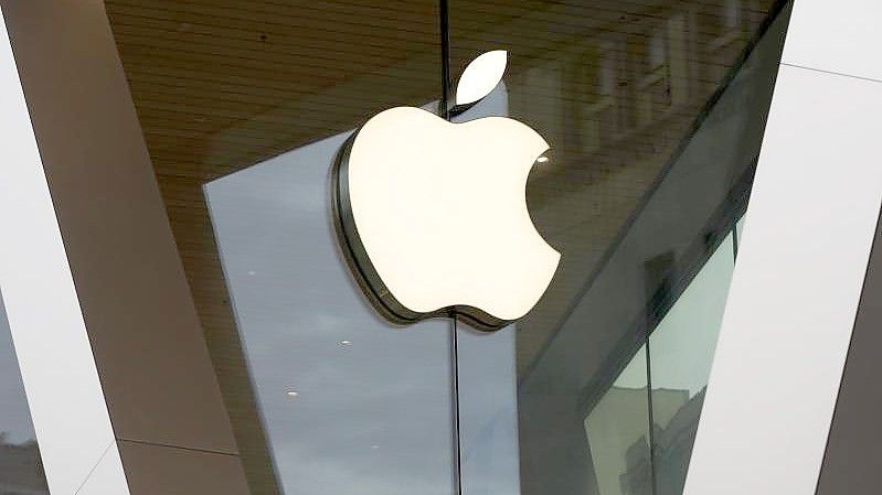 Ein Apple-Logo an der Fassade eines Apple Stores in Brooklyn. Foto: Kathy Willens/AP/dpa