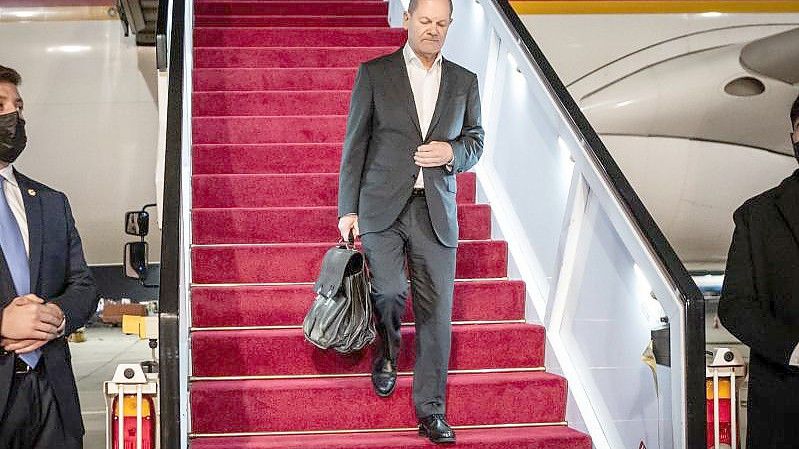 Bundeskanzler Olaf Scholz trifft zu seinem ersten Besuch als Bundeskanzler in Israel ein. Foto: Michael Kappeler/dpa