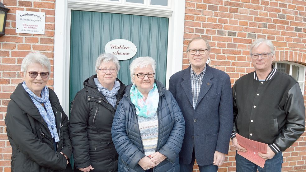 Nach zweijähriger Pause freut sich der Mühlenverein Hahnentange am Sonntag wieder Gäste in seiner Teestube bewirten zu können. Das Foto zeigt (von links) Angelika Zach, Rosa Becker und Ilona Faas vom Bewirtungsteam, Vorsitzender Frank Thiel und Pressewart Helwig Weber. Foto: Weers