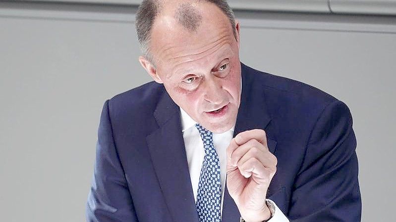 CDU-Chef Friedrich Merz pocht darauf, die 100 Milliarden nur für die Bundeswehr-Ausrüstung auszugeben. Foto: Kay Nietfeld/dpa