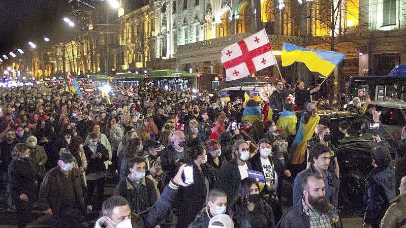 Demonstranten in der georgischen Hauptstadt Tiflis solidarisieren sich mit der Ukraine. Foto: Shakh Aivazov/AP/dpa