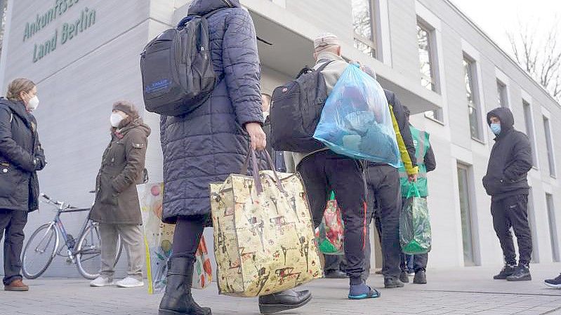 Erste Flüchtlinge aus der Ukraine werden im Landesamt für Flüchtlingsangelegenheiten Berlin (LAF) in ihre Unterkünfte begleitet. Foto: Joerg Carstensen/dpa