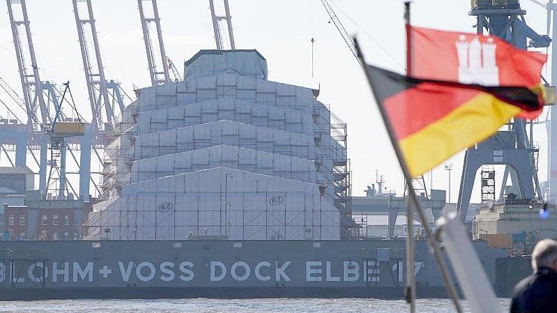 Komplett verhüllt liegt die Mega-Yacht „Dilbar“ im Blohm+Voss Dock Elbe 17 im Hamburger Hafen. Foto: Marcus Brandt/dpa