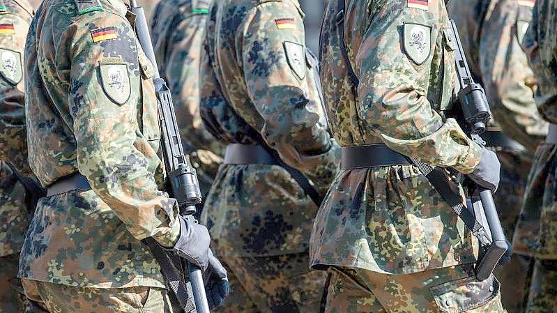 Soldaten der Bundeswehr laufen über den Appellplatz im niedersächsischen Seedorf. Foto: Sina Schuldt/dpa