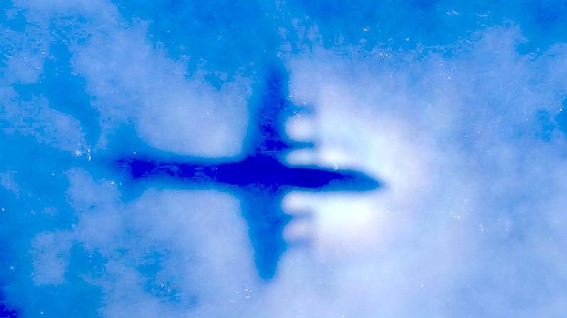 Eine Maschine der Royal New Zealand Air Force P3 Orion sucht nach der vermissten Maschine des Flugs MH370 der Malaysia Airlines. Foto: ROB GRIFFITH/EPA pool/dpa