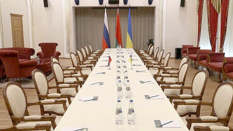 Die russische und die ukrainische Delegation kommt in in der Region Gomel an den Ufern des Flusses Pripjat zusammen. Foto: Sergei Kholodilin/BelTA/AP/dpa