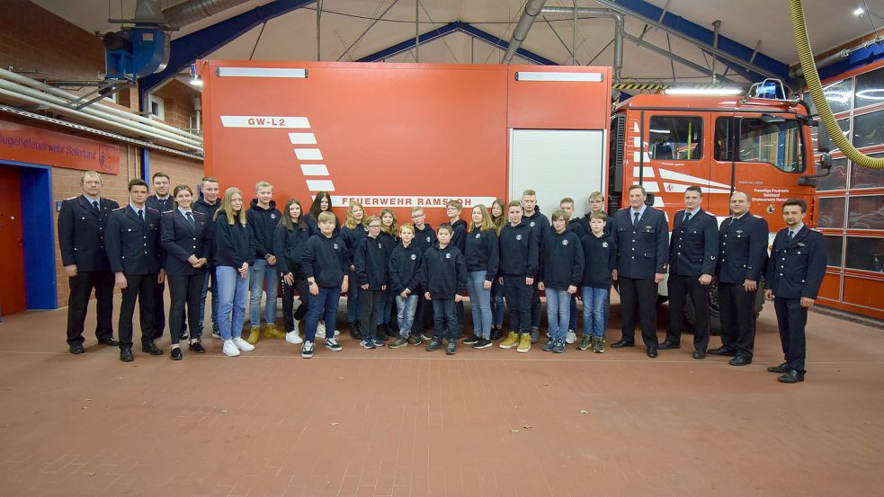 Die Jugendfeuerwehr Ramsloh mit allen Verantwortlichen traf sich zur Mitgliederversammlung im Feuerwehrhaus. Foto: Giehl