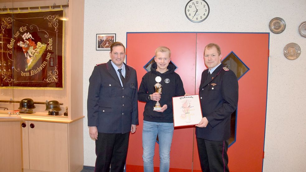 Ehrung des Jugendfeuerwehrmanns 2021: Jugendfeuerwehrwart Florian Fugel, Tom Meyer, und Gemeindejugendfeuerwehrwart Jan Wasserthal. Foto: Giehl