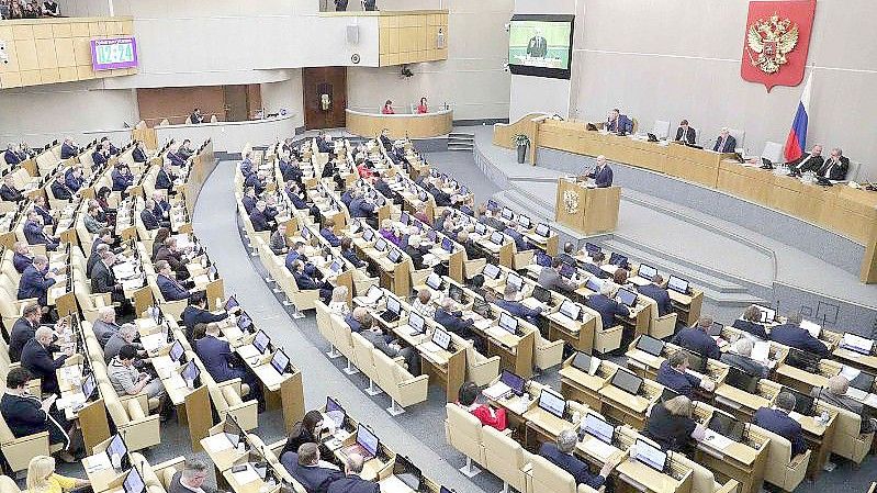 Das Parlament in Moskau. In Russland drohen für die Verbreitung angeblicher Falschinformationen über die russischen Streitkräfte künftig hohe Geldstrafen und bis zu 15 Jahre Haft. Foto: -/Russian State Duma/dpa