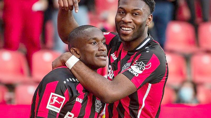 Glänzt in der Rückrunde als Torjäger: Leverkusens Moussa Diaby (l). Foto: Marius Becker/dpa