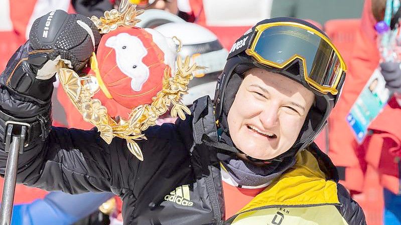 Anna-Lena Forster aus Deutschland jubelt über Platz zwei beim Para Ski Alpin in der Kategorie sitzend. Foto: Christoph Soeder/dpa