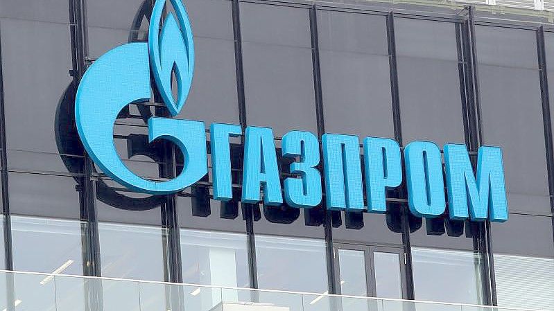 Das Gazprom-Logo ist auf einer Niederlassung des russischen Staatskonzerns in St. Petersburg zu sehen. Foto: Igor Russak/dpa