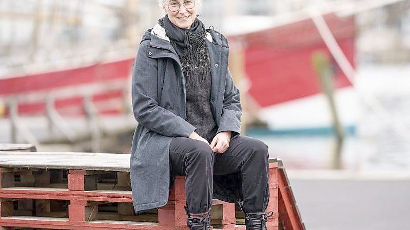 Schriftstellerin, Literaturwissenschaftlerin, Übersetzerin und die Ehefrau von Politiker Robert Habeck: Andrea Paluch am Museumshafen in Flensburg. Foto: Axel Heimken/dpa