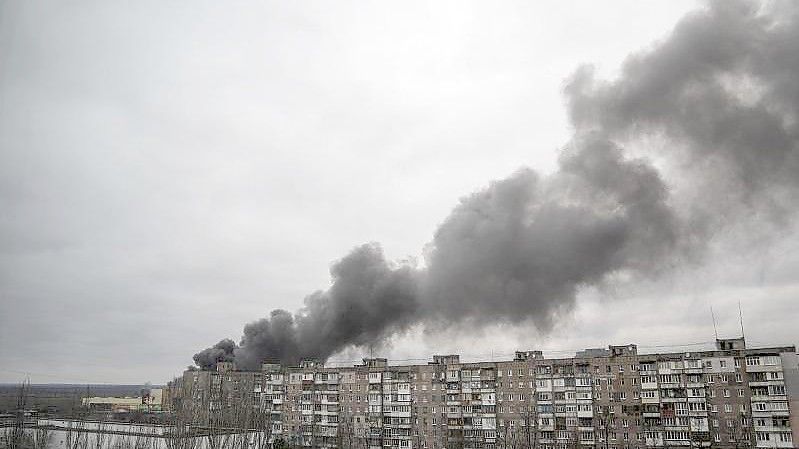 Rauch steigt auf nach dem Beschuss durch russische Streitkräfte im ukrainischen Mariupol. Foto: Evgeniy Maloletka/AP/dpa