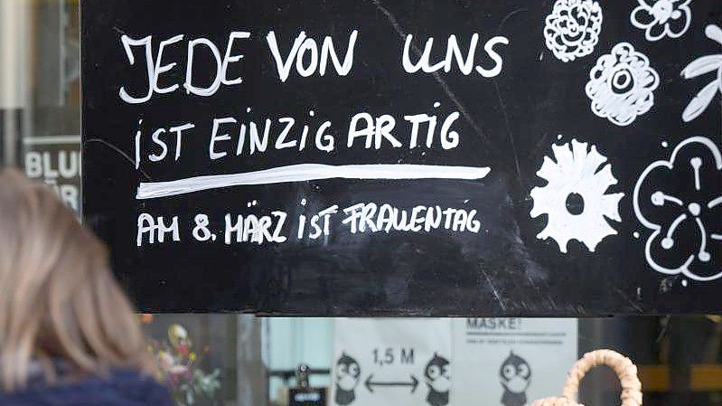 „Jede von ist einzigartig - Am 8. März ist Frauentag“: Ein Schild vor einem Blumenladen in Hannover. Foto: Julian Stratenschulte/dpa