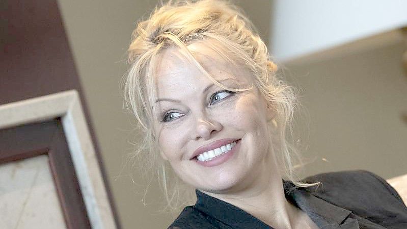 Pamela Anderson geht an den Broadway. Foto: Paul Zinken/dpa