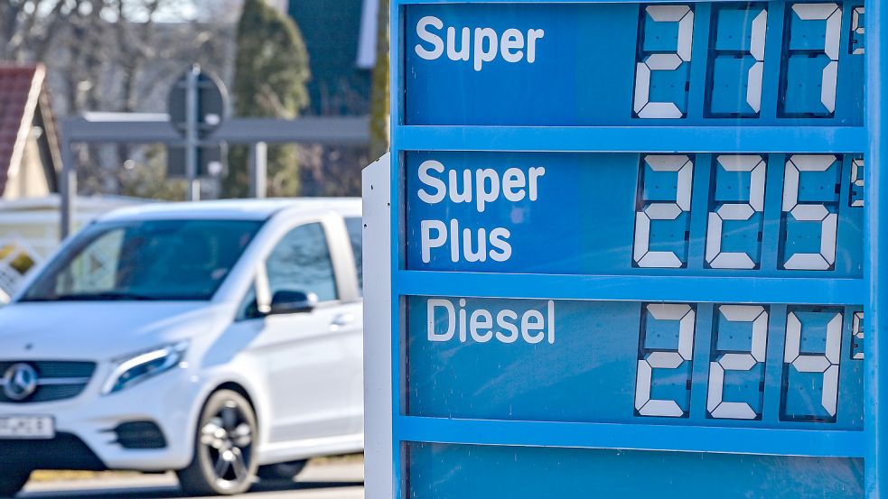 Am Dienstag waren für den Liter Sprit an Tankstellen teils schon mehr als 2,20 Euro fällig. Foto: Pleul/DPA-Zentralbild/DPA