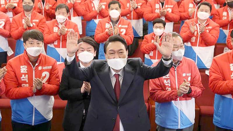 Yoon Suk Yeol hat sich gegen den Kandidaten der Mitte-Links-Regierungspartei durchgesetzt. Foto: -/YNA/dpa