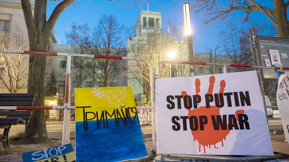 Auch vor der russischen Botschaft in Berlin zeigt sich der Protest. Foto: Gateau/DPA