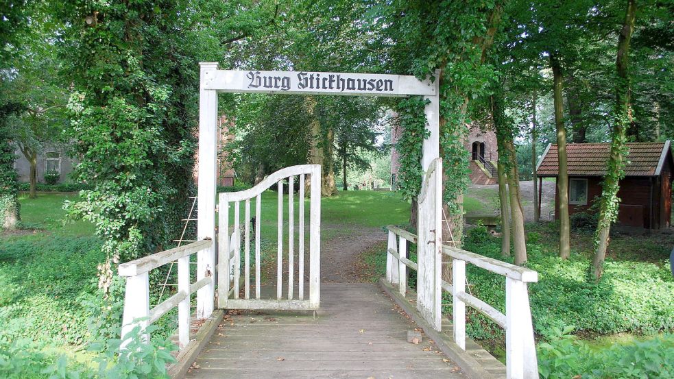 Auch der Turm der Burg Stickhausen wurde mit Geld aus dem LEADER-Programm saniert und ist nun wieder für Gäste geöffnet. Foto: Landkreis Leer