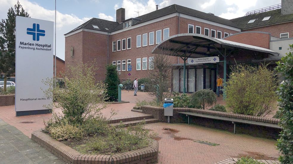 Eine Patientin klagt über lange Wartezeiten in der Notaufnahme des Marien-Hospitals in Papenburg. Foto: Fäustel/Archiv