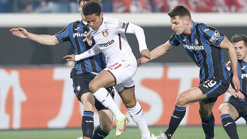 Marten De Roon (l) und Berat Djimsiti (2.v.r) von Atalanta Bergamo gegen Amine Adli (2.v.l) von Bayer Leverkusen. Foto: Francesco Scaccianoce/LPS via ZUMA Press Wire/dpa