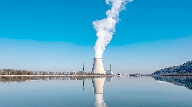 Das Kernkraftwerk Isar 2 im Landkreis Landshut ist das letzte in Bayern, das noch nicht vom Netz gegangen ist. Foto: Armin Weigel/dpa