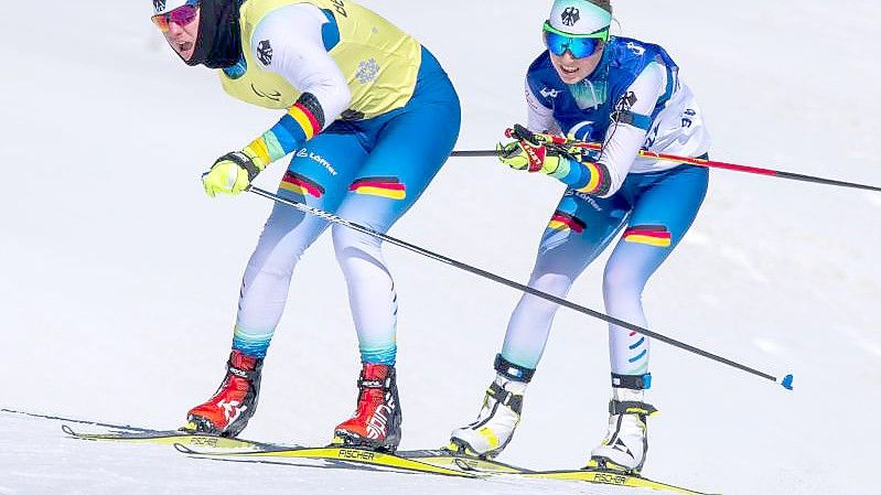 Holte die nächste Medaille: Linn Kazmaier (r) mit Guide Florian Baumann. Foto: Jens Büttner/dpa-Zentralbild/dpa