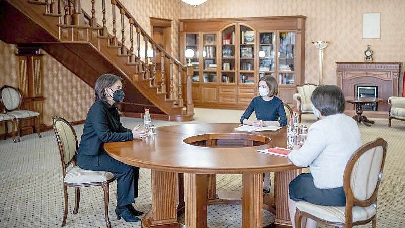 Außenministerin Annalena Baerbock (l.) spricht in Chisinau mit Maia Sandu (M), der Präsidentin der Republik Moldau und Natalia Gavrilita (r), der Ministerpräsidentin aus Moldau. Foto: Michael Kappeler/dpa