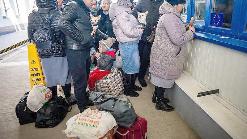 Geflüchtete aus der Ukraine warten am Grenzübergang in Palanca in Moldau. Foto: Michael Kappeler/dpa