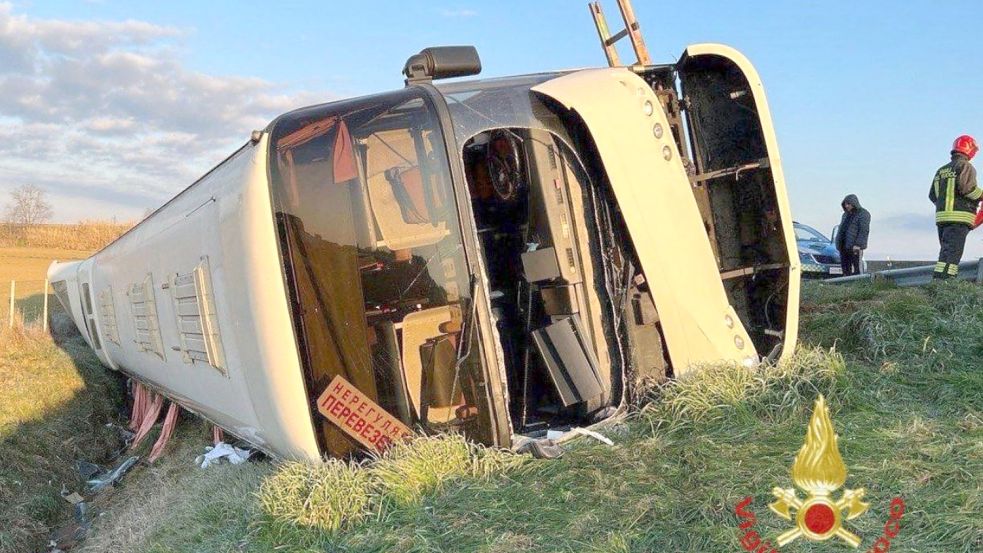 Ein Bus mit Flüchtlingen aus der Ukraine ist auf einer Autobahn in Italien umgekippt. Foto: Handout/Vigili del Fuoco/AFP