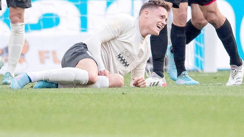 Leverkusens Florian Wirtz hat sich im Derby gegen Köln das Kreuzband gerissen. Foto: Marius Becker/dpa