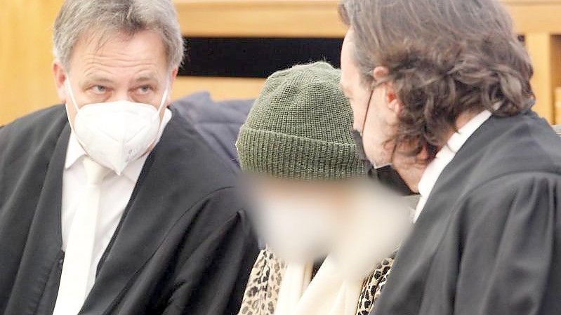 Die 83-jährige angeklagte Frau (m.) vor dem Beginn des Prozesses in Essen mit ihren Anwälten. Foto: Roland Weihrauch/dpa