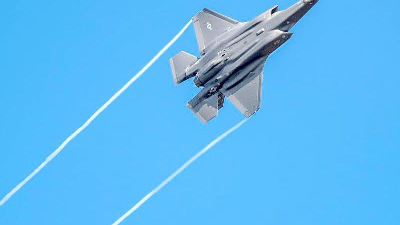 Ein US-Kampfflugzeug vom Typ F-35 fliegt über der Eifel bei Spangdahlem. Foto: Harald Tittel/dpa