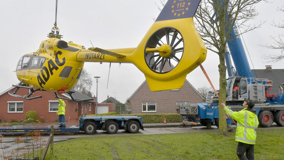 Am Montag wurde der verunglückte ADAC-Hubschrauber in Riepe abtransportiert. Foto: Ortgies