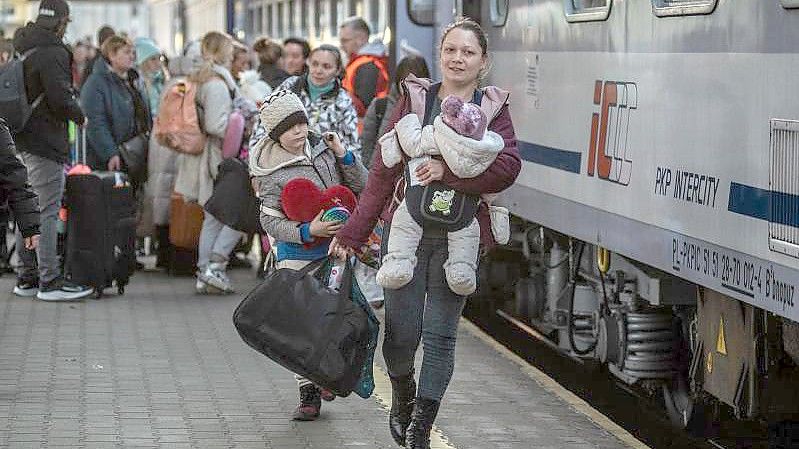 Ukrainische Flüchtlinge besteigen im polnischen Przemyśl einen Zug, der sie weiter nach Westen bringen soll. Foto: Hector Adolfo Quintanar Perez/ZUMA Press Wire/dpa