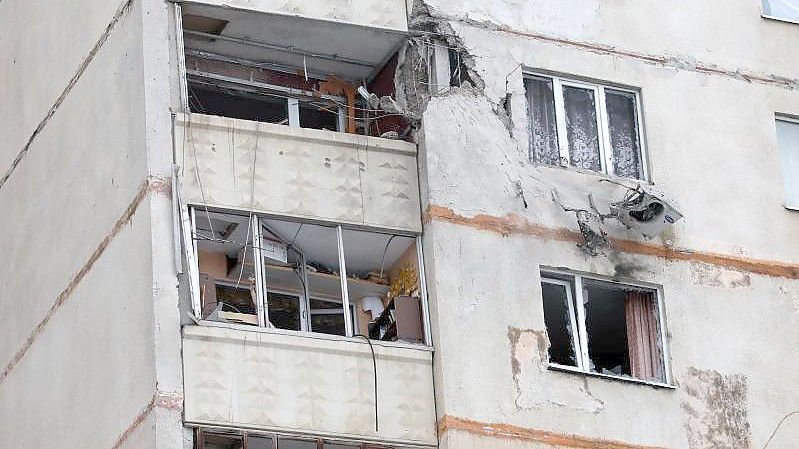 Ein beschädigtes Gebäude in Charkiw. Foto: -/ukrin/dpa