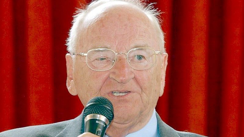 Egidius Braun bei einer Pressekonferenz im Jahr 2003. Foto: Matthias Schrader/dpa